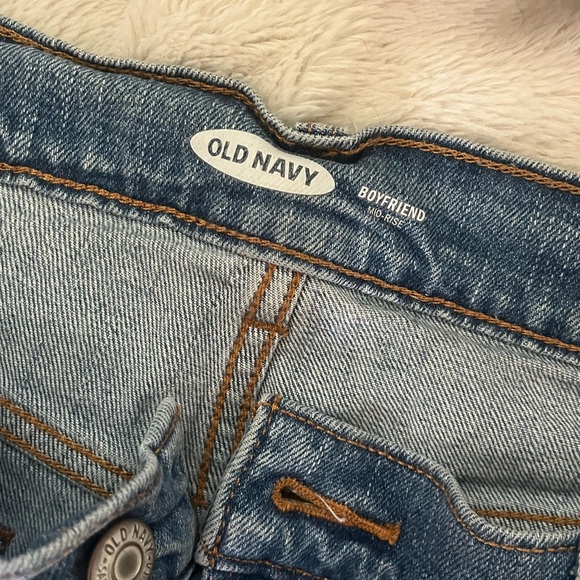 Old Navy Mid Rise Boyfriend Jean Short - Picture 4 of 4